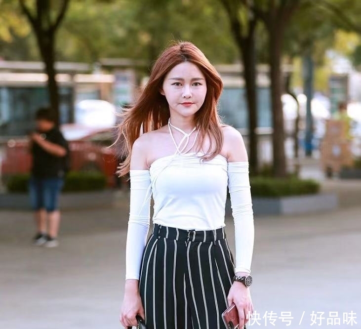 街拍:丽质时尚的妹子,搭配有致舒适简约的人气穿搭!