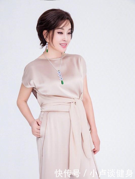 伏案|刘晓庆戴巨型翡翠伏案写书法,翡翠项链不重样,怎么这么有钱