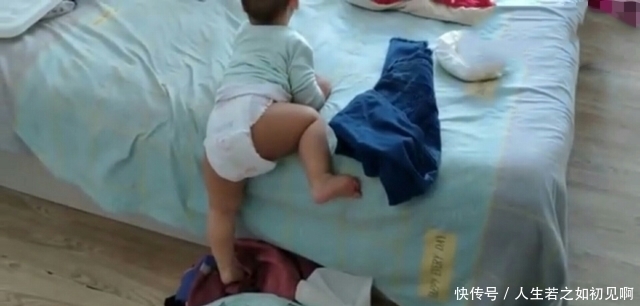11个月宝宝竟然自己下床？防止自己摔疼的这操作：厉害了