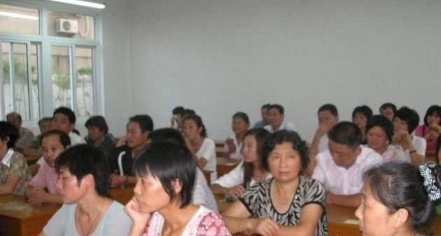 抬不|去参加家长会,穿衣打扮不能小觑!这三种父母会让娃“抬不起头”