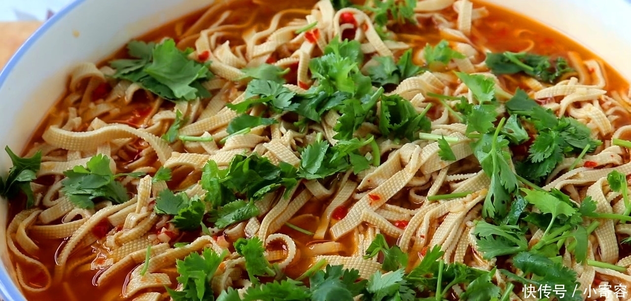 豆腐皮别再炒着吃了,教你一个特色吃法,一做一大盆,方法超简单