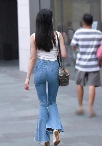 身材 T恤搭配牛仔裤,美丽的身材脱颖而出,展现出十足的魅力
