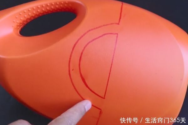 洗衣液空瓶切几刀,放在家里太实用了,超市一个要卖几十元!