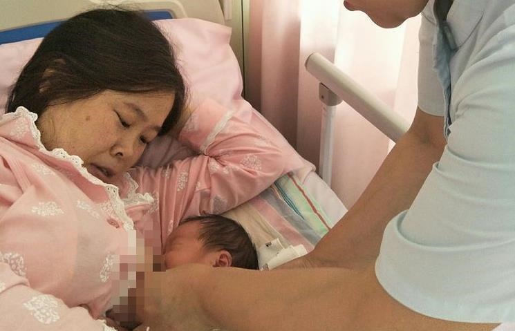 母乳喂养|宝宝喝母乳经常“躺喂”?殊不知娃深受其害,新手父母更要注意