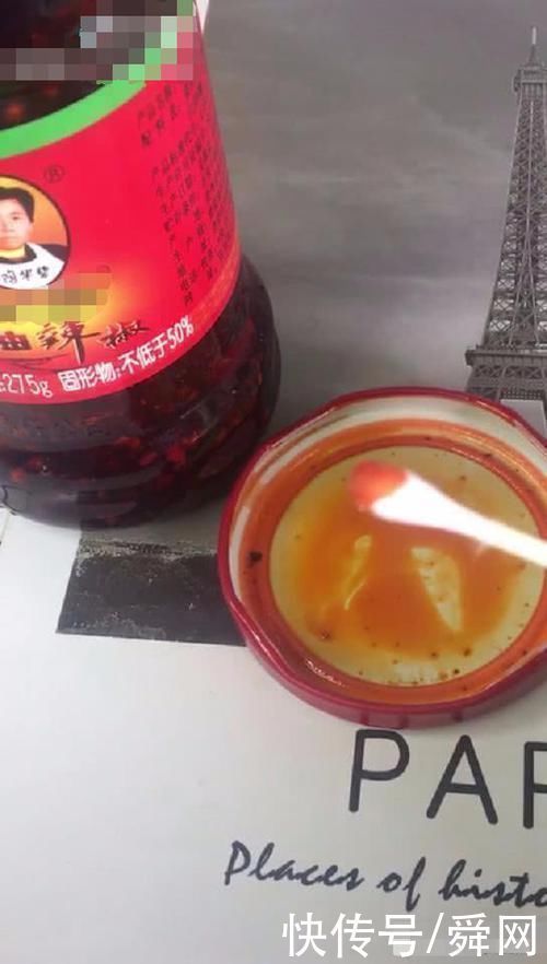 小姐姐 小姐姐觉得老干妈能当口红用,挑战一下老干妈的试色,上嘴瞬间她“火了”