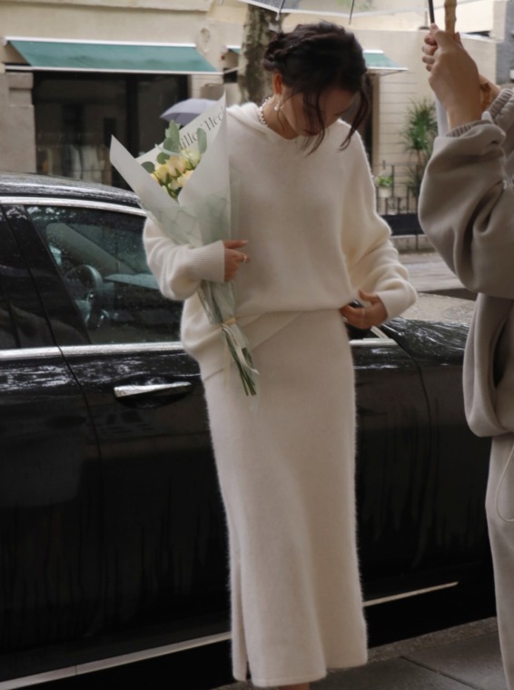 冬天|冬天也要穿的好看精致,试试“针织衫+半身裙”,氛围感觉了!