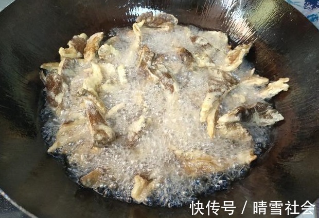 干炸蘑菇怎么做才酥脆？牢记3窍门，干香酥脆味道好，回回吃不腻