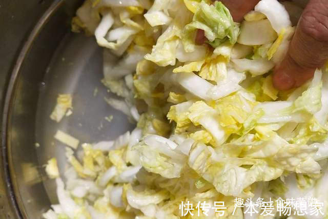 瓶子|每年冬天我都这样腌酸菜，不发霉不怕烂，金黄酸爽，放一年都不坏