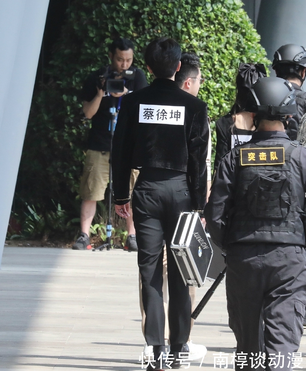 奔跑吧新路透,蔡徐坤angelababy同框似王子公主,被喊话后露害羞