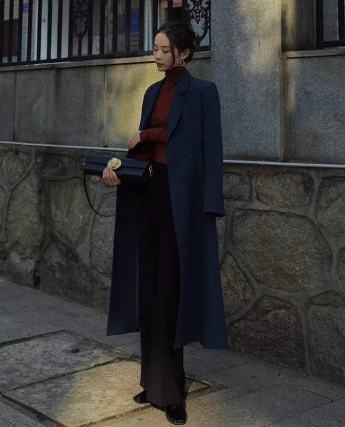 早春穿大衣还只穿“光腿神器”吗？这样穿，优雅气质又时髦洋气