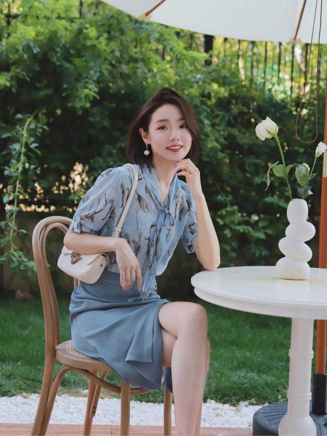 针织衫|“初恋”女友风格怎么穿？白衬衫搭配印花裙甜美俏皮，简直太美了