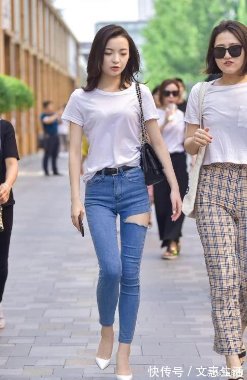 小姐姐|破洞牛仔裤搭配白色T恤,简约风格让你的气质迷人