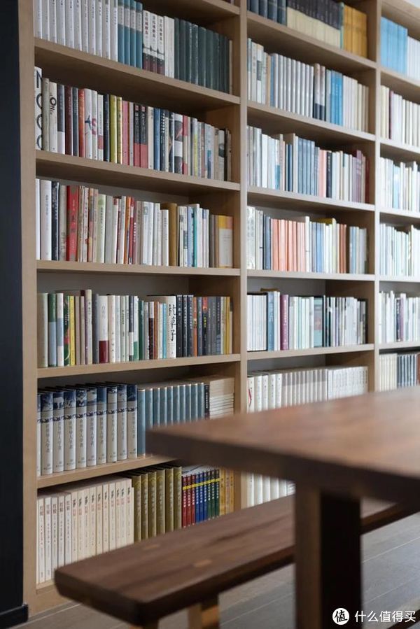 客厅|舍弃客厅,不买茶几!福建90后男主的家,因媲美图书馆而走红网络