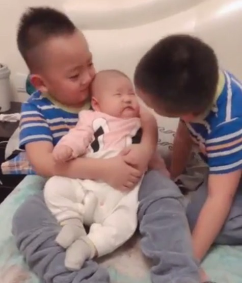 宠溺|双胞胎哥哥抱妹妹,这宠溺的表情暖爆,网友不用担心妹妹挨揍了