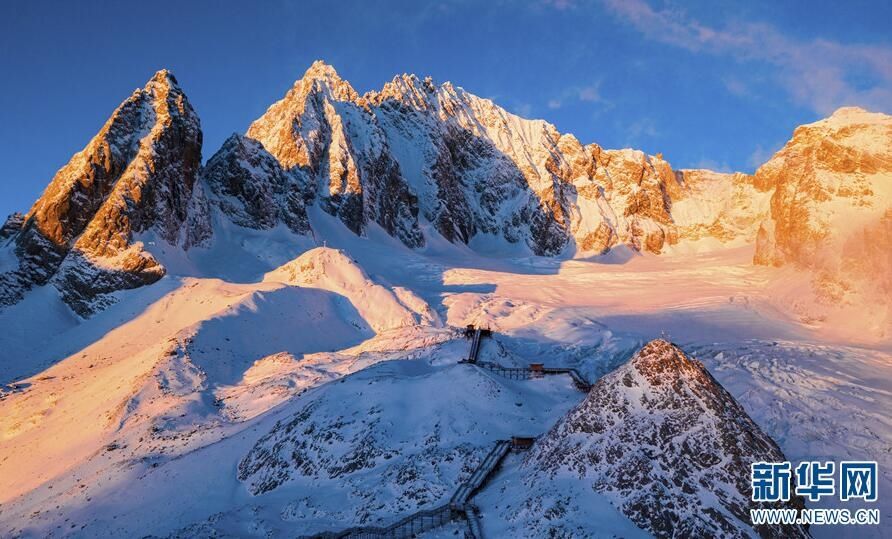 雪后玉龙雪山银装素裹宛如童话