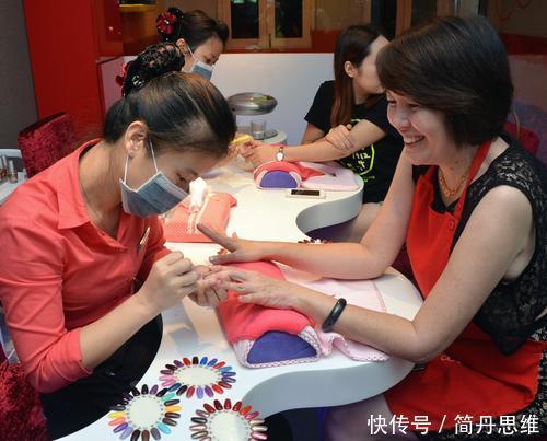 胖东来|美发店不推销办卡,免费给顾客增值服务,烫染高达80%