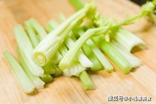 芹菜炒香干,直接炒是大错特错,多加这1步,菜品好看更美味!