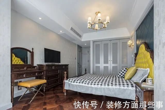 玄关|138平三居室没有玄关进门就是客厅,蓝灰色收纳柜,看起来很有质感