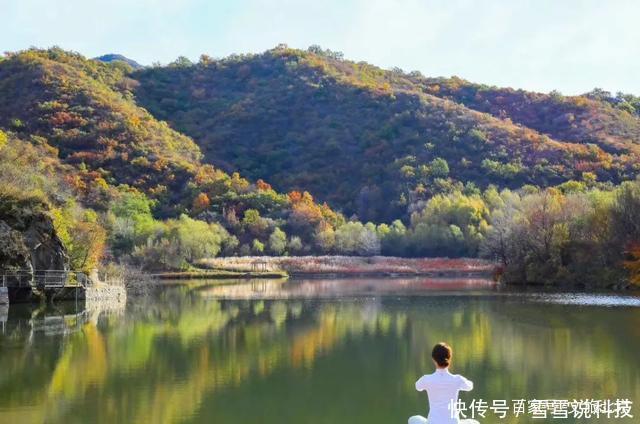 沿盘山公路入峡谷湖畔 “颜值逆天”绝美秋色就藏在这里