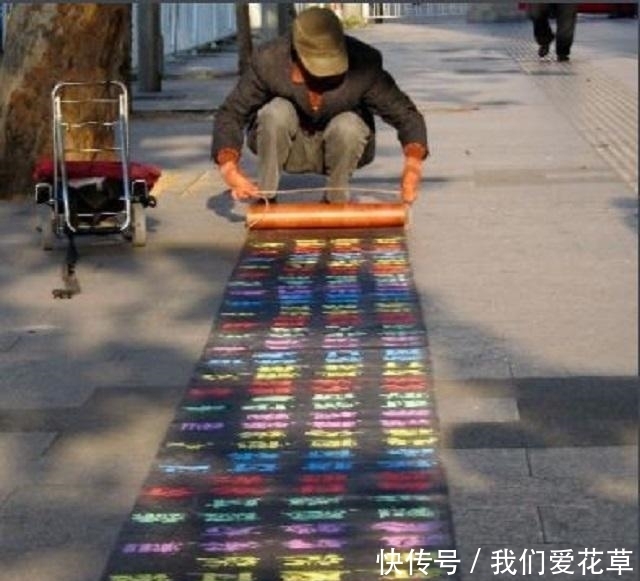 一位乞丐自创“彩虹体”书法,后被方正字库收购,现在过得如何?