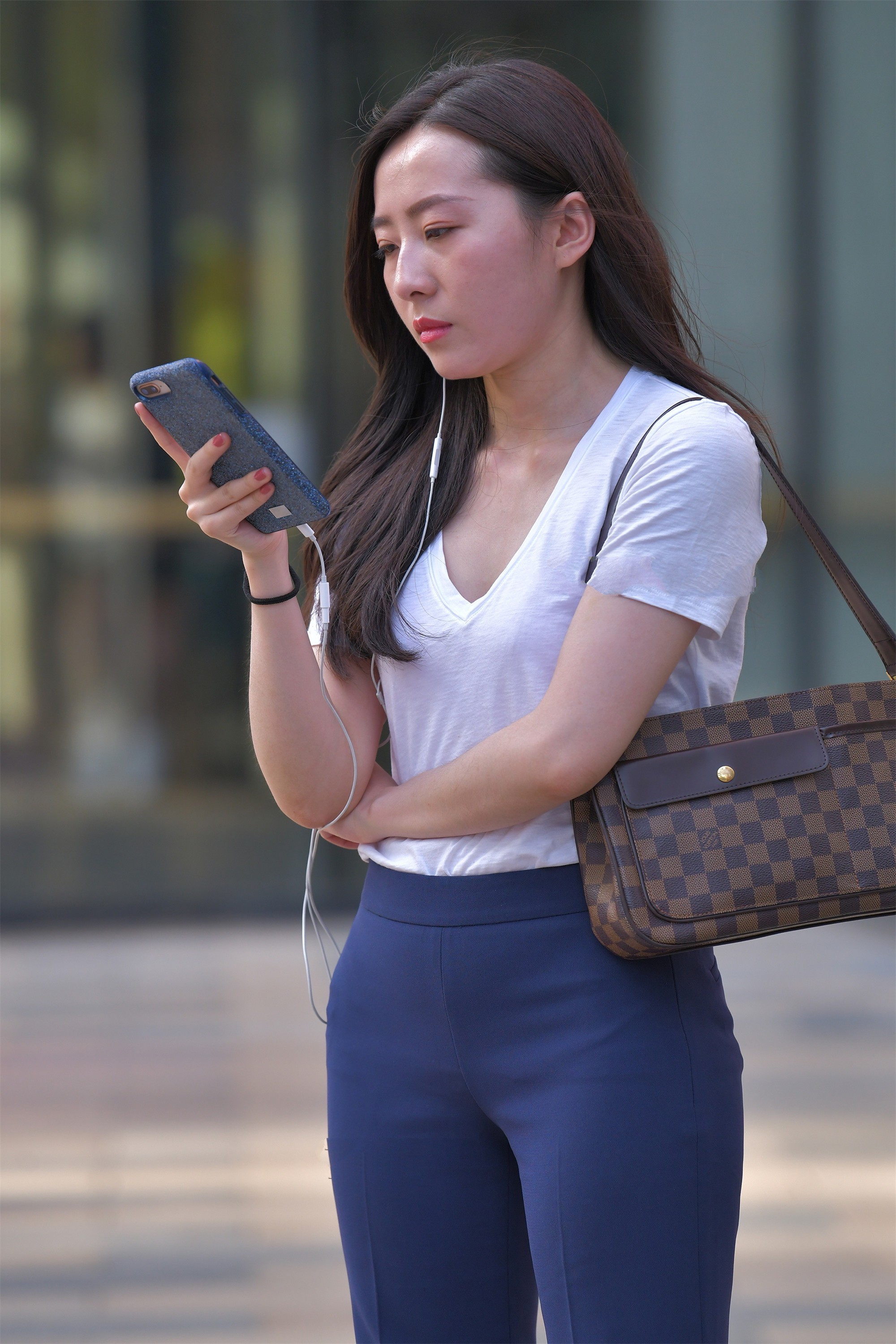 白色短袖搭配渐变颜色阔腿裤,优雅成熟,满满