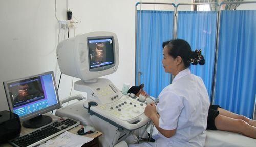 双胞胎7年没穿“衣服”,邻居看不下去而报警,妈妈孩子不能穿