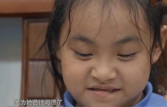 女儿|11岁“佣人女儿”引争议,家务多到做不完,亲妈却嘲讽:真磨蹭