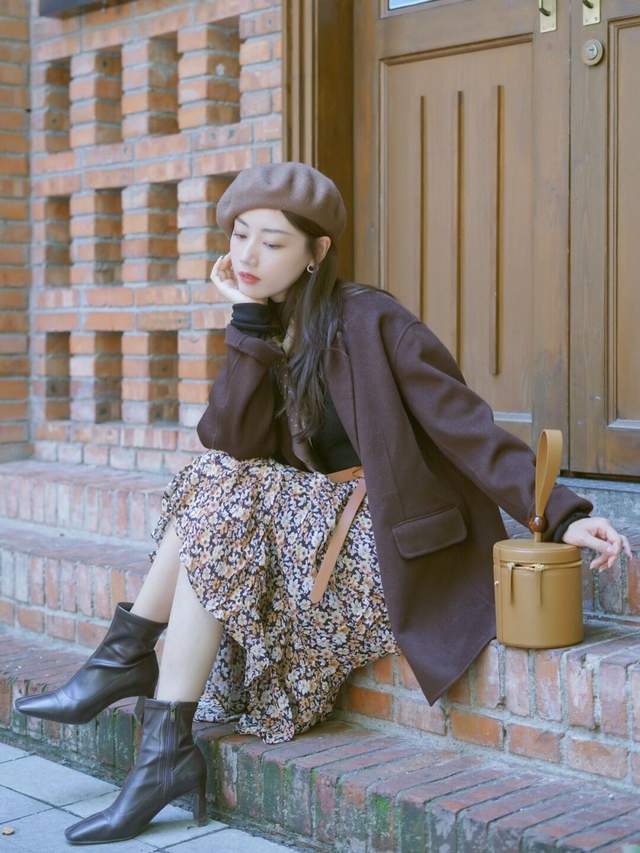 穿搭|秋季,西服怎么穿才好看?搭配上黑色针织衫和半身裙,高级又时髦