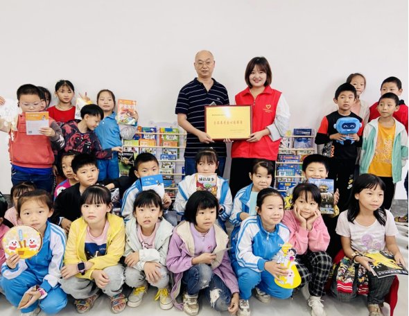 封面新闻|品书香 庆中秋 国企赴海拔4250米上的高原小学开展公益助学活动