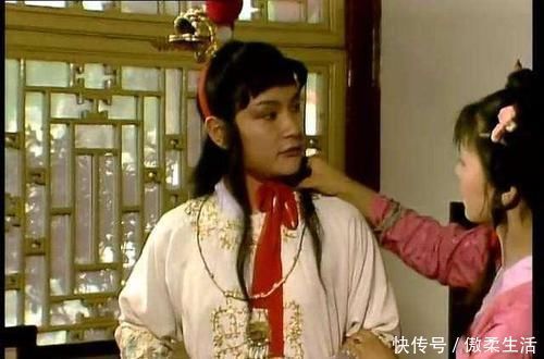 贾府|袭人劝架时,晴雯的一番话,揭露了袭人在贾府的真实处境