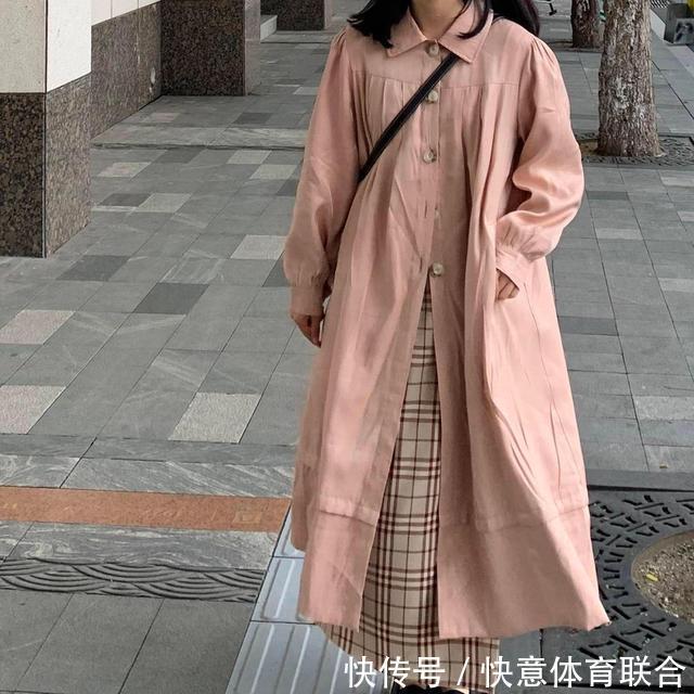 温柔米色风衣是秋天“专属色”,OVERSIZE版型,上身大气又时髦