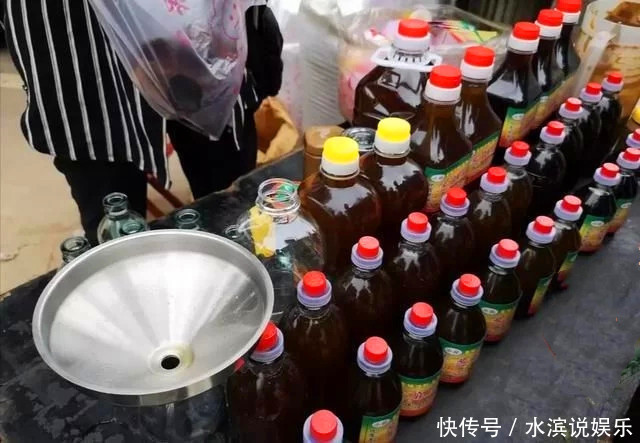 大街上流动卖麻油的,老远就闻着香,原来猫腻在机器里,幸好没买