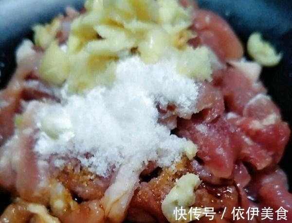 羸瘦者|再炒猪肉,千万别直接下锅,多加“这1步”,肉不硬,香嫩更美味