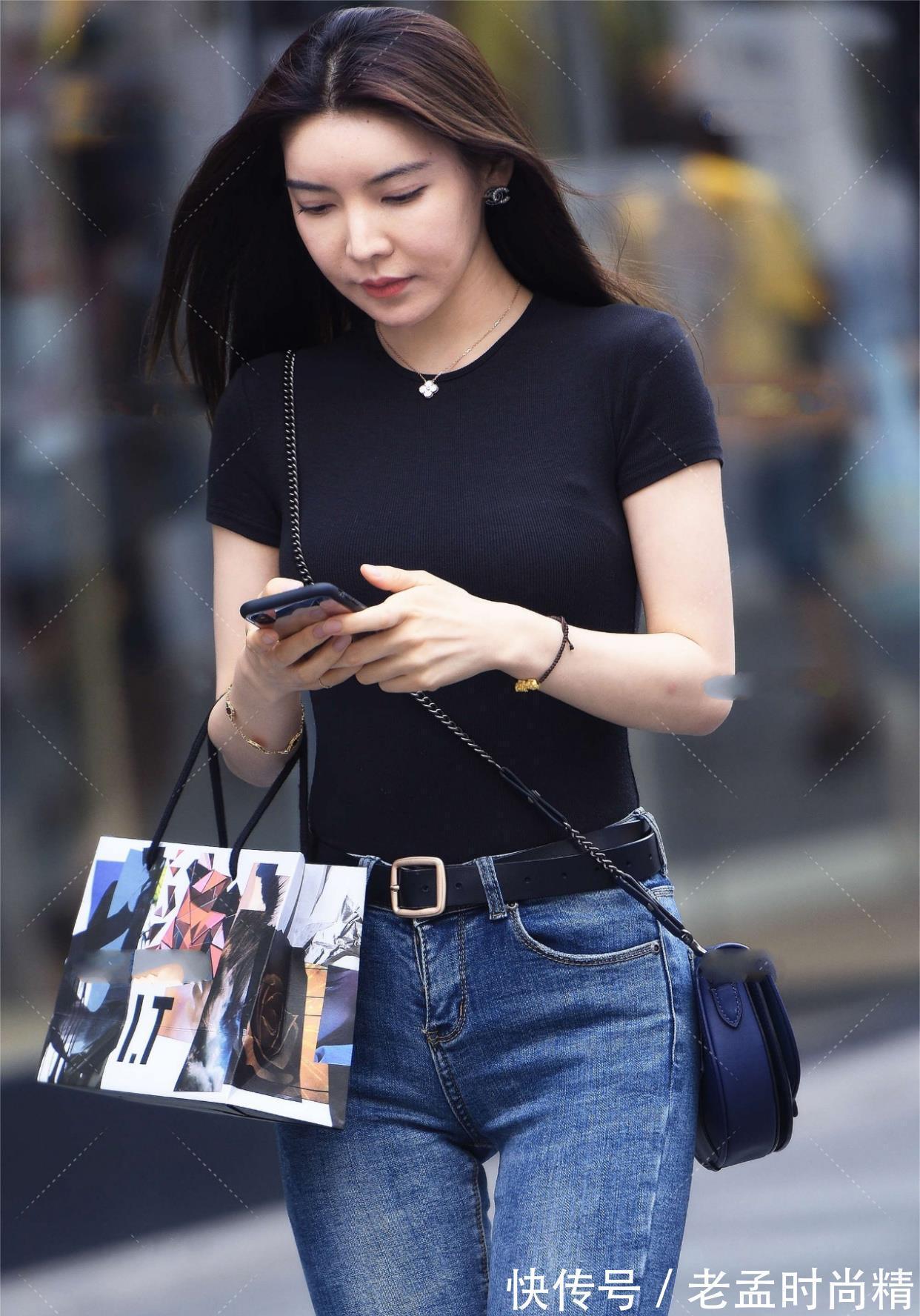 温婉 黑色t恤,搭配蓝系牛仔裤,简单搭配,风格各不同