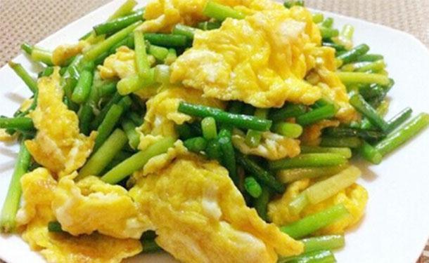 蒜台炒鸡蛋|低温天气孩子怕冷发育慢,吃的长高菜,补钙长高,强身开胃下饭