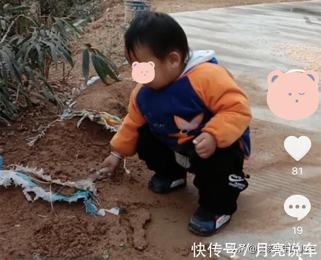 农村|广西萌娃回家变“泥娃”,大人拿鞭子在后面赶,网友:洗洗还能要