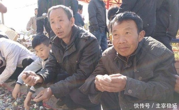 玩件|现在不少人想一夜暴富,不好好工作却把目光放在地摊上各种玩件