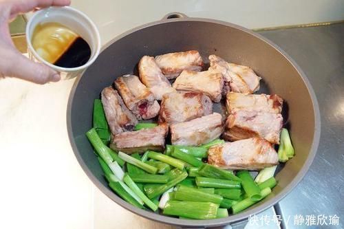 做排骨时,有人先焯水有人直接炖,老厨子全不对,教你正确做法