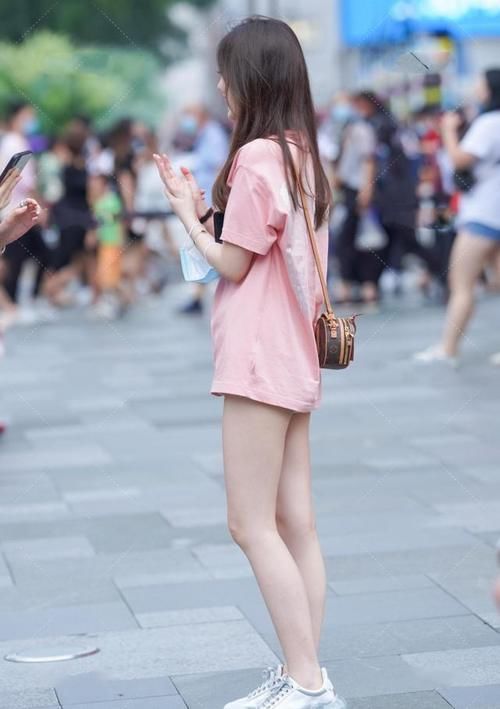超可爱粉嫩大T恤穿搭，性感可爱，轻松减龄变少女