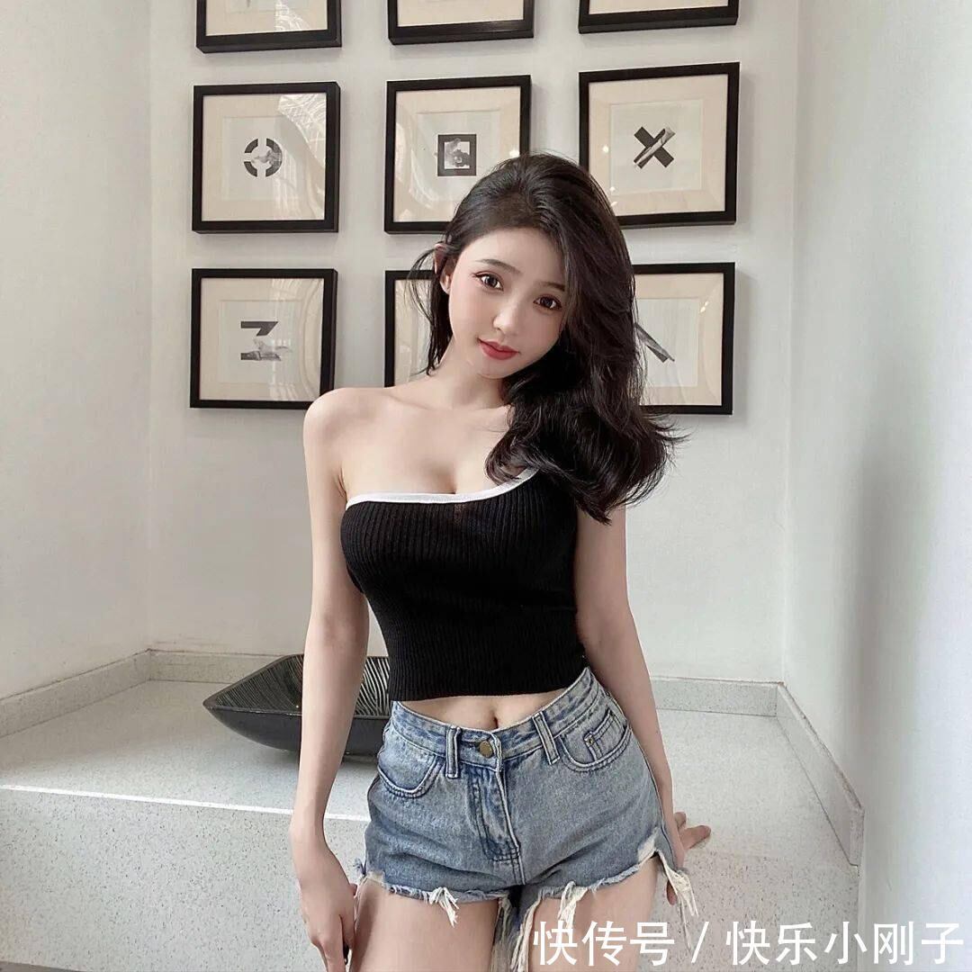针织背心 拼色斜肩针织背心，独特剪裁彰显特殊气质，搭配浅色牛仔裤时尚减龄