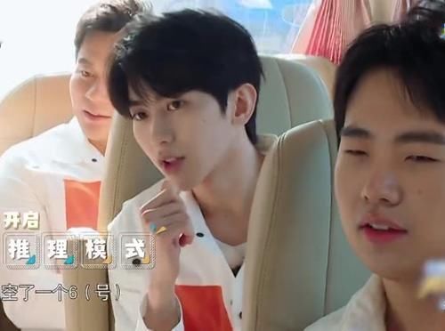 郭麒麟遇上关晓彤,开口第一句的称呼亮了,连鹿晗都不曾叫过