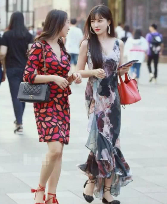 街拍身材高挑的小姐姐,穿着很时尚,很显女人味