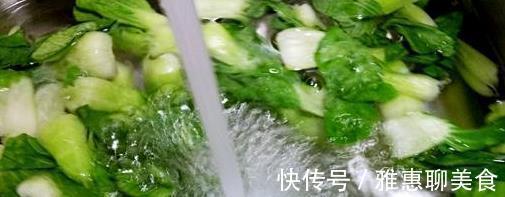 让青菜包子的绿色蔬菜变得绿色和新鲜，而且很香