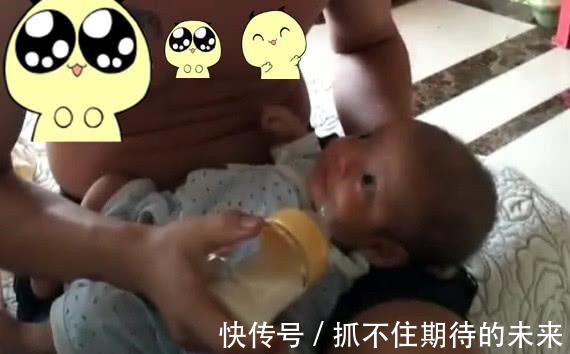 瞌睡|“瞌睡奶爸”喂娃喝奶,娃一脸懵糟老头子,你戳我腮帮子干啥