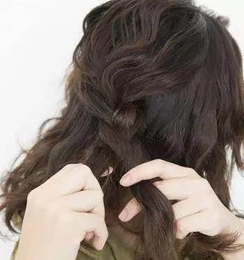 烫发后怎样扎头发好看？这样扎发显白显气质！