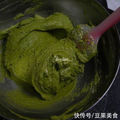  简单|网红抹茶磅蛋糕_无泡打粉，简单快手超美味