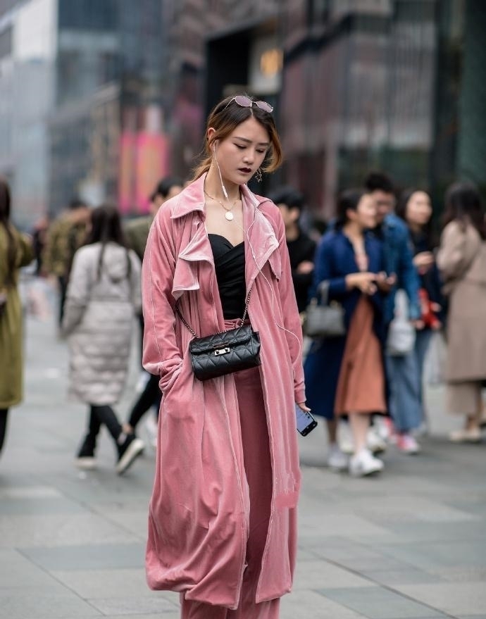 单品 高挑靓丽的小姐姐,紧身牛仔裤的穿搭,更显性感的气质!