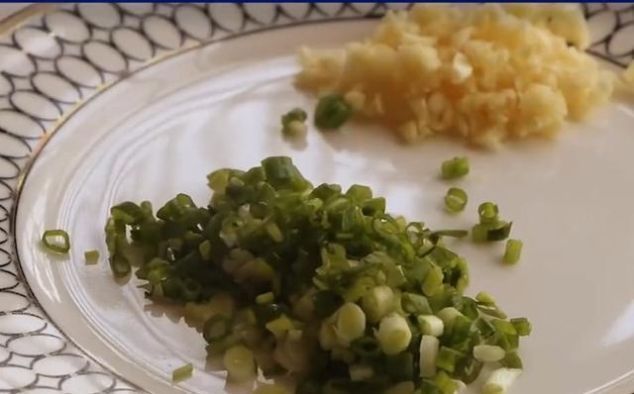 辣椒炒鸡蛋新做法，不用炒不用腌，上桌就被抢光光