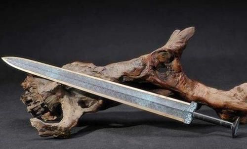 都知道越王勾践剑非常有名,但是,出土之后的谜团至今仍争论不休