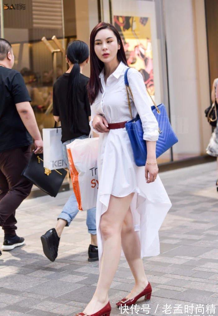 连衣裙 街拍:人手一件的白色连衣裙,为什么小姐姐穿得这么好看?